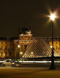 Le musée du louvre à Paris