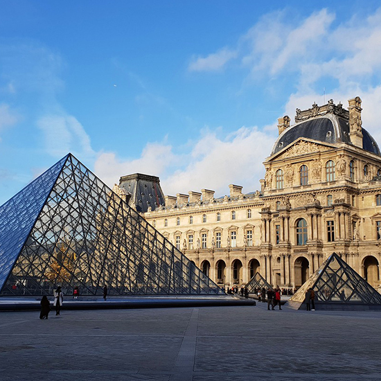 Le musée du louvre à Paris